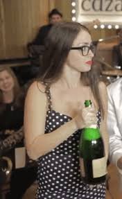 Старая хохма, но все таки  
----
Дама из ... 
"Ах, господа, я так люблю шампанское. Один бокал, и чувствуешь себя
бабочкой на цветущем весеннем лугу. И слышится музыка, музыка, знаете,
Чайковский, Времена года... А вот с пива я пердю! "