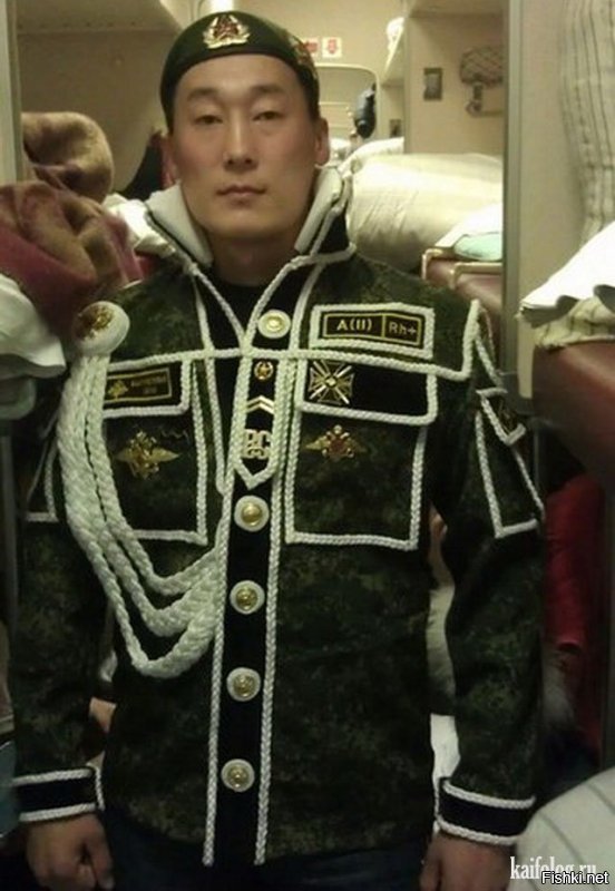 Это называется: мотошвейные войска. Придурки, которым армия IQ ещё и снизила... 
Павлины, мля... Тьфу!