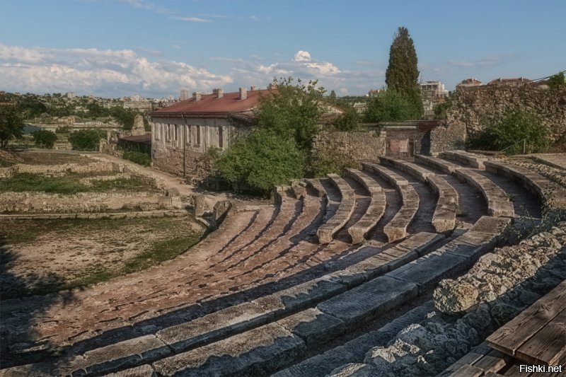 в Херсонесе у нас тоже есть театр, греки его строили, уже позже римляне его использовали для боёв