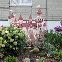 Управляющие компании зачастую не в состоянии самостоятельно украсить наши серые и безликие дворы, они ограничены правилами и нормами. Поэтому народ начинает украшать самостоятельно, кто во что горазд. Есть люди безусловно талантливые. В моем дворе творческий зуд такой категории граждан был реализован так. (жильцы скинулись остатками строительных смесей от ремонта).