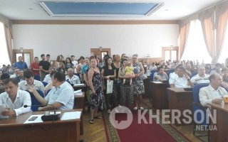 Вот типичные фото с нашей сессии.
Мамы требуют построить детскую площадку возле их домов.