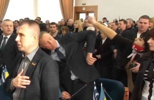 Народ требует наконец то достроить мостопереход между ЖД колеёй, которая разделяет микрорайоны. Депутат, который получает по морде, бывший мэр, который ничего не достроил и пилил деньги.

А поставь надписи - власть не контролирует ситуацию, фашиствующая хунта громит горсовет - все пойдёт.

А в России граждане могут присутствовать на сессии местного совета?