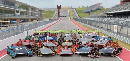 "смогли разработать концепцию  катамарана " - "изобретатели" блин, это концепция самая распространенная у гоночных электромобилей на солнечных батареях. 

Или они о том что сместили кабину в одну гондолу? Честно говоря спорное решение. Баланс явно нарушает.