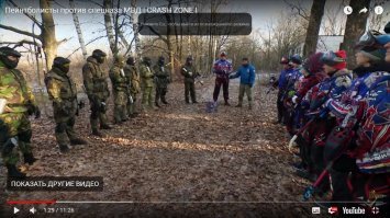 А давайте посмотрим, что здесь пытались сравнить!
1.1. Спецназ. 
В тяжелых брониках, касках, противоосколочных очках, но чаще - с открытыми глазами, в наколенниках и иногда - налокотниках, которые при скольжении по поверхности сползают.
Вооружение: автоматы Калашникова, в том числе с подствольными гранатометами (в случае необходимости), пистолеты, свето-шумовые и боевые гранаты. В составе группы могут быть пулеметчики, снайперы. 
Оружие точное, количество патронов в магазине небольшое, при выстреле происходит отдача. 
Дополнительный боезапас носится спереди, заряжание производится с нижней части оружия.
Оружие стреляет точно на достаточно больших для пейнтбола дистанциях, как правило работа ведется точными одиночными выстрелами или короткими очередями. Небольшой кустарник не является помехой для поражения.
В случае поражения противником, боец получает реальные травмы или погибает, соответственно, тактика боя строится в том числе исходя из этого.
1.2. Профессиональный спортивный пейнтбол
У каждого личный пристрелянный автоматический маркер, стреляющий очередями при нажатии на мягкий спуск, с кевларовым балоном, электронным фидером, автоматически с большой скоростью подающим шары, с крышкой, позволяющей засыпать шары, не открывая фидер, харнес с тубами, носимый за спиной, личная маска, с хорошими стеклами, пейнтбольная форма с усиленной защитой ног, паха, локтей, что позволяет делать подкаты с разбега.
Точность маркеров относительно небольшая, так как шары не идеально сбалансированы, на больших дальностях необходимо делать поправки, шары разлетаются при попадании в кустарник, не всегда пролетая насквозь.
Вместимость фидера около 200 шаров, засыпание шаров производится сверху маркера. 
Оружие нелетальное.
Всё это позволяет вести работу большими очередями, не бояться делать "прорывы", так как пораженный боец не получает никаких травм (только если сам неудачно упадёт).

2. С чем вышли на поле.
2.1.Спецназ
Дешевые прокатные маркеры, делающие один выстрел при одном нажатии на тугой спусковой крючок, с дешевыми фидерами, подающими шары за счет их собственного веса, из-за чего бывают холостые выстрелы при высокой интенсивности стрельбы, пологом наклоне маркера или когда три шара упираются друг в друга, перекрыв"воронку", с алюминиевым балоном. 
Шары размещены в прокатных харнессах с размещением туб за спиной. Засыпание производится сверху после открывания крышки фидера, после чего её нужно закрыть.
Маски тоже дешевые прокатные, запотевающие после легкой пробежки. Форма обычная с привычными для спецназа наколенниками.
Прокатные стволы маркеров могут быть грязные, царапанные, т.е. точность стрельбы тоже под сомнением.
2.2. Пейнтболисты
Всё своё.

Когда я это увидел, то просто пролистал в конец ролика, чтобы убедиться в правоте своих предположений о результате встречи.
Считаю, что более честным было бы провести встречу пейнтболистов и спецназа с использованием ОДИНАКОВОГО страйкбольного снаряжения или хотя бы дешевого прокатного пейнтбольного.
ПС. Автомат в руках держал, маркер тоже.