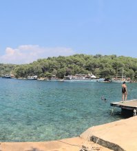 От принципов отступил))) во как)) Вопрос жизни и смерти, как тут не отступить. Мда, принципы то так себе, собственно как и все остальное. 
Про проблемы с общением говорит человек, который написывает после того, как поплакал как ему невыносимо все это читать и писать. Ну правда, логика это не ваша сильная сторона. 
Какая у людей насыщенная жизнь, собирать консилиумы по поводу интернетного трепа. Сразу видно интересных и интеллектуальных людей с широким кругозором) 
А фантазировали тоже коллективно? Или консилиум так же придуман для повышения самооценки, как и про мою жизнь?))
Одинокая, капец, как жить дальше не знаю)) могу даже показать 
Желаю тебе такого одиночества, когда сможете в отпуск 5 семьями поехать. 

А пока животное заведите, ну а дальше сами знаете)