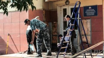 В Калуге произошел взрыв у входа в отделение Пенсионного фонда
3 августа 2018 года

" Как сообщают местные СМИ, взрыв произошел около 4 утра.
Люди не пострадали, но входная дверь получила серьезные повреждения, сообщил сайт Kaluga24.tv. Взрыв повредил обшивку здания и облицовочную плитку крыльца. Рядом с входом в здание установлен банкомат, он остался цел.
"Все утро на месте работали эксперты-взрывотехники. По их словам, сработало оболочное взрывное устройство небольшой мощности. Не исключено, что это была граната. Осколки взрывного устройства были собраны и отправлены на экспертизу в Следственный комитет", - пишет издание.
