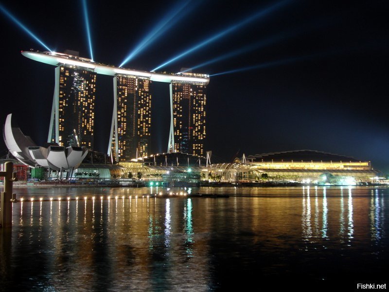 Самый высокий бассейн в мире находится в Сингапуре на высоте 191 метр, на крыше небоскреба Marina Bay Sands Skypark.
Длина бассейна 146 метров, объем 1424 кубометра воды, бассейн сделан из 200 000 тонн нержавеющей стали. Четыре специальных шарнира позволяют постоянно выравнивать бассейн вне зависимости от естественного движения башен (под воздействием ветра и других естественных причин башни постоянно раскачиваются, и размах этого движения составляет почти полметра). Благодаря всем этим устройствам люди, находящиеся в "Небесном парке"(Skypark), не ощущают этого движения.
Marina Bay Sands Skypark - это не только единственный в мире бассейн на крыше, но и захватывающая дух панорама Южно-Китайского моря и Сингапура. В парке на крыше комплекса находится более 200 деревьев и 700 различных растений. Здесь созданы все условия, как для отдыха, так и для деловой жизни гостей.