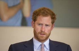 Все смотрят на цвет волос, и никто - на черты лица. А между тем, у Гарри и Чарльза - маленькие близко посаженные глаза и узкое лицо, узкая вверху переносица. У Джеймса Хьюитта всё совсем не так. 
А рыжие волосы не обязательно должны быть у одного из родителей: "ген, отвечающий за рыжий цвет волос, как правило, является рецессивным, то есть рыжий цвет волос детей может проявляться независимо от цвета волос их родителей, при условии, что родители в генотипе имеют ген рыжего цвета волос."