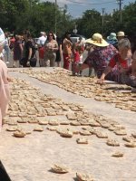 Тю-у-у-у... всего 87...
Вон, в июне прошлого года хохлы в Херсонской области по жаре выложили из 200-т килограммов сала, как обычно, самый большой в мире тризуб...

... вечером съели то, во что превратилось на жарком солнце сало...


... плакала вся маршру... ой, простите,- дристала вся область!..