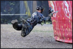 В спортивном пейнтболе подкат - вполне обычное дело. Довольно часто используется при занятии змейки.
И как раз "одёжка" позволяет это смело делать. Чего не скажешь о тактических наколенниках, которые при таком маневре просто сползут.
Хотя, я не думаю, что там подкаты имели место быть. ;)