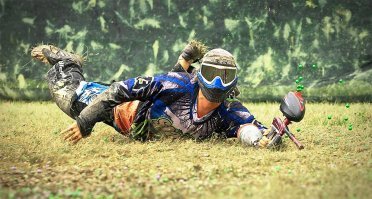 В спортивном пейнтболе подкат - вполне обычное дело. Довольно часто используется при занятии змейки.
И как раз "одёжка" позволяет это смело делать. Чего не скажешь о тактических наколенниках, которые при таком маневре просто сползут.
Хотя, я не думаю, что там подкаты имели место быть. ;)