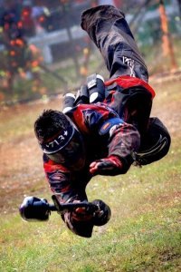 В спортивном пейнтболе подкат - вполне обычное дело. Довольно часто используется при занятии змейки.
И как раз "одёжка" позволяет это смело делать. Чего не скажешь о тактических наколенниках, которые при таком маневре просто сползут.
Хотя, я не думаю, что там подкаты имели место быть. ;)