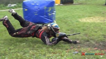 В спортивном пейнтболе подкат - вполне обычное дело. Довольно часто используется при занятии змейки.
И как раз "одёжка" позволяет это смело делать. Чего не скажешь о тактических наколенниках, которые при таком маневре просто сползут.
Хотя, я не думаю, что там подкаты имели место быть. ;)