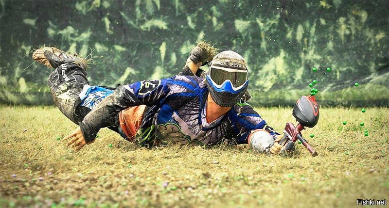 В спортивном пейнтболе подкат - вполне обычное дело. Довольно часто используется при занятии змейки.
И как раз "одёжка" позволяет это смело делать. Чего не скажешь о тактических наколенниках, которые при таком маневре просто сползут.
Хотя, я не думаю, что там подкаты имели место быть. ;)