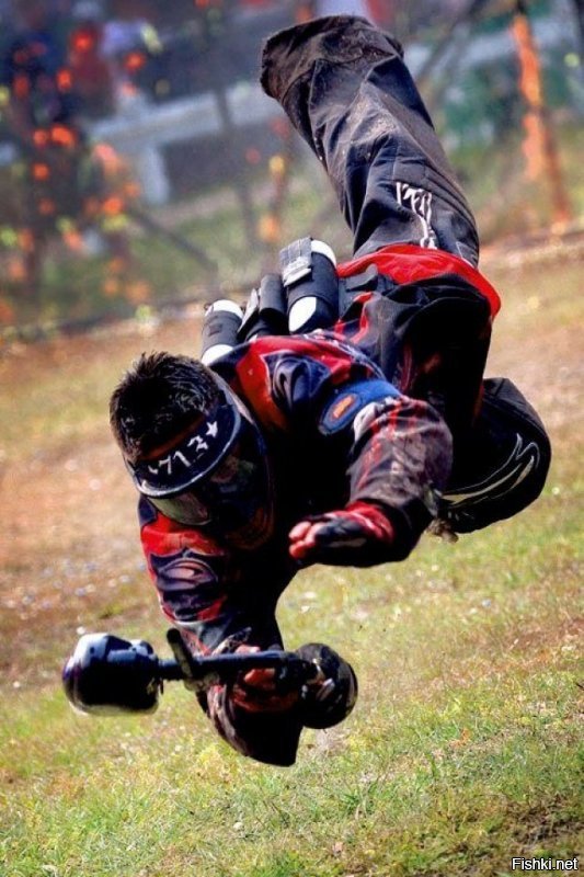 В спортивном пейнтболе подкат - вполне обычное дело. Довольно часто используется при занятии змейки.
И как раз "одёжка" позволяет это смело делать. Чего не скажешь о тактических наколенниках, которые при таком маневре просто сползут.
Хотя, я не думаю, что там подкаты имели место быть. ;)