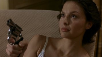 Как такие крутые тёлки не смогли отбиться от одного домогателя?