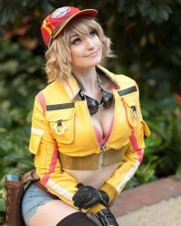Она автомеханик, а не сантехник :-) Синди из Final Fantasy XV