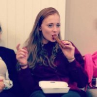 Мне она нравится!
Эмилия Кларк, конечно, интересней будет, но если бы встал вопрос: С кем из них провести вечер? - Я бы взял обеих. 
Кто бы мне позволил? - Это уже другой вопрос, на который я отвечать не буду