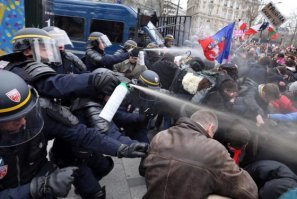ВОТ БЫ НАМ ПРЕКРАСНУЮ ДЕМОКРАТИЧЕСКУЮ ПОЛИЦИЮ КАК В ЕВРОПЕ!!!
Вот бы мы тогда зажили здорово!!! Перестали бы ссать в подъездах, собирали бы говно за своими собаками и бычки на тротуар не бросали бы!