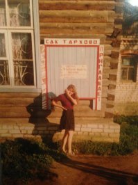 А в клубе киношку крутили, сначала индийское, потом на видаке боевики))