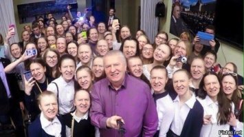 Мир поразила страшная болезнь — селфи. Пациенты обречены