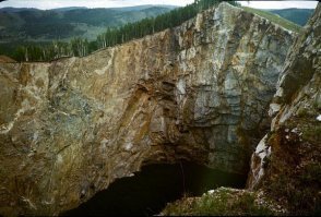 Туимский провал   техногенный провал на месте закрытого в 1954 году[1] подземного рудника недалеко от посёлка Туим (Хакасия). Изначально отрабатывались вольфрамовые руды (Киялых-Узеньское месторождение), позже были выявлены медно-молибденовые руды. Месторождение отрабатывалось подземным способом. В результате взрывных работ кровля рудника проседала и позже обрушилась, образовав техногенную депрессию. Руду вывозили вагонетками наружу, а затем отправляли на обогатительную фабрику, расположенную на окраине поселка Туим. Вырабатывали вольфрам, медь, молибден.

После консервации рудника на вершине горы в результате обвала подземных горных выработок образовалась впадина диаметром 6 м, которая постоянно расширялась. На дне образовалось озеро с водой, окрашенной в ярко-голубой цвет (ранее полагалось, что такой цвет озеро имеет из-за высокого содержания в нём солей меди, что не подтвердили лабораторные исследования). В настоящее время его диаметр достигает 200 м. Борта совершенно отвесные. В них кое-где видны горные выработки штреки, орты и др. высотой около 2 м с торчащими рельсами для вагонеток. Стены провала ненадёжны и часто осыпаются. От вершины горы до уровня воды 120 м. У основания сопки можно увидеть остатки советского трудового лагеря. Оттуда руду перевозили на фабрику в поселке Туим. сам провал и шахта