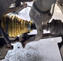 И чего такого? Ежели пыльник ШРУСа порвался и до цивилизации черт знает сколько - то что? Лучше пусть ШРУС грязью забьется что ли? Или эвакуатор вызывать в дебри? Замотали чем было и молодцы.