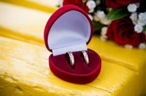 Как ведут себя одинокие девушки на свадьбах подруг