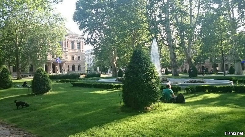 Очень красивый европейский город, тихий, спокойный и ленивый.