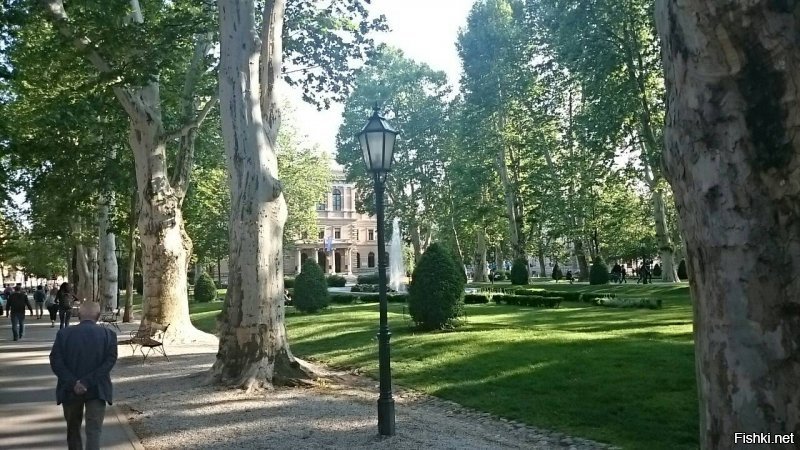 Очень красивый европейский город, тихий, спокойный и ленивый.