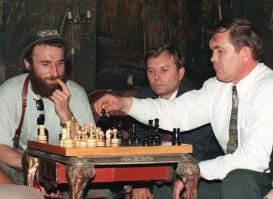 Геннадий Николаевич Трошев! 
Вот это генерал, а этот на сколько я помню продался как шлюха...