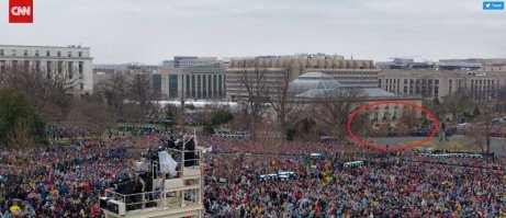 Вот на гигапанораме инаугурации Трампа Мишико Саакашвили-то и погорел: он писал, что был приглашён на инаугурацию лично его другом Дональдом, а украинские хлопчики разглядели его в кустах за несколько сотен метров от места события. 
Саакашвили очень уж обиделся на украинских хлопчиков.