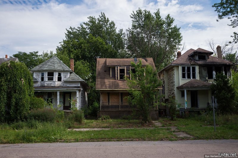 Теперь это город банкрот. То место где снимался Робокоп. Город развалин и заброшеных бывших шикарных зданий.Бывший город населён бомжами и неграми.