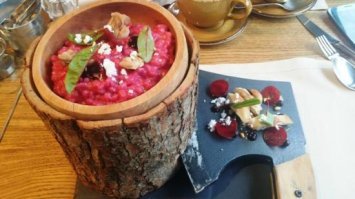 А мне иногда нравится необычная подача, но в рамках разумного.
Например, в ресторане "Как есть" очень понравилась каша из топора и десерт в виде садика с грабельками