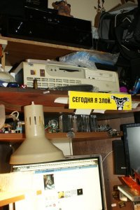 не умещается нормально сфоткать) стоят рядом 3 компа) основной - мак, рабочий - на винде с подключением видика, 3й- для совсем уж древних игр тоже под виндой. звук со всех заведен ра ресивер с выходом на 100 ватный колонки от сони