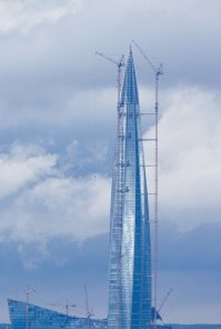 Как представлю, что крановщику 400 метров надо по лесенке забираться в кабину.. Сука, ну его нафиг, я бы наверное на выходные только слезал.