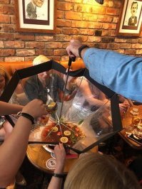 наиболее вероятно, что пунш ну или другой алкоголь...
но после мороженого с шлёпках хз.... может и солянка с лимоном, но едят тогда из стаканов