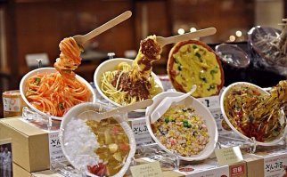 На первой фотке не макароны, а пластиковая имитация. В Японии такое популярно во всяких точках общепита. Там такое на витрине с ценниками выставляют.