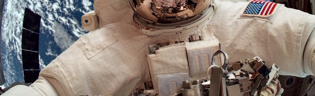 Селфи с орбиты!!!! ))) Фотошоп. Очевидно что скафандр не под давлением.