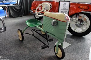 В детстве точно такой был. Руль долго не сдюжил, пластик ломкий очень. Обод сиденья с внешней стороны с заусенцами, руки поцарапать легко было.
 На Уралы, как на фото в посте, ценники до 300000 руб на сайтах антиквариата.