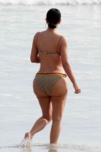 Её в любой позе можно сравнить с любой дохлятиной. Достаточно посмотреть на её снимки, где она не вусмерть уфотошоплена, а нормально снята на пляже. Более безобразного и целлюлитного курдюка ещё поискать надо. А так-то да, когда всё зализано, все складки разглажены и ямки срыты, прям секси. Тьфу...