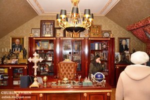 А чем бездарнее и пошлей, тем больше коллекционирует.
На фото дом бывшего украинского прокурора Пшонки.