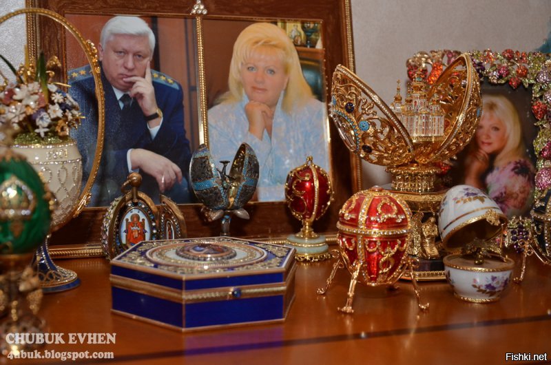 А чем бездарнее и пошлей, тем больше коллекционирует.
На фото дом бывшего украинского прокурора Пшонки.