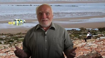 Британский полицейский, просто наблюдал, как тонет его машина