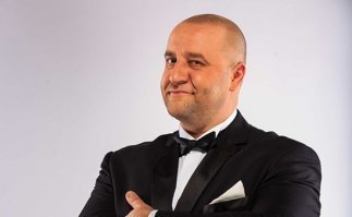 Где то я героев с 1 фото встречал....