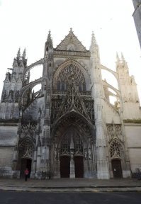 Что же мне все католические строения так напоминают сатанинские!? Даже помытые...