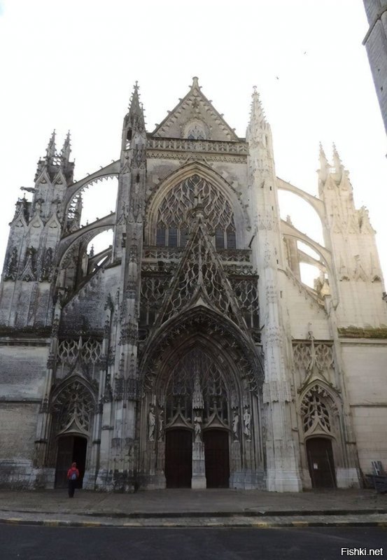 Что же мне все католические строения так напоминают сатанинские!? Даже помытые...