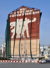 В Мск, на Добрынке, уж который год в сетке стоит...