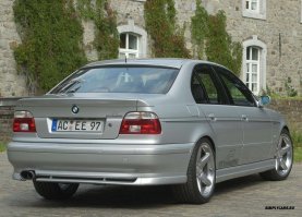 У брата была Е39 4.4 в оригинальном обвесе schnizer. Вот раньше машины делали!Периодически брал её позажигать) Блиииин, какие воспоминания! Это самолёт! Машина 97 или 99 года, но там есть всё, что есть в современных автомобилях и даже больше! Двигатель, подвеска - огонь! Удобные сиденья - это песня, миллион электрорегулировок, боковые стёкла в 1 см толщиной, шумка идеальная. На прямой трассе М4 Дон, когда было свободно, разгонял эту ракету до 280 (по спидометру)! Скорость практически не ощущается. Очень не много современных машин могут похвастаться такими показателями в динамике, удобстве и управляемости. В этом автомобиле стараниями инженеров вложена душа, в последующих моделях уже постарались маркетологи больше, чем инженеры((( 

Прикладываю фото этой красавицы, именно та, что было у брата (его фоток, к сожалению не сохранилось)
