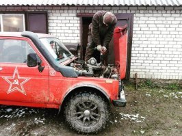 На раскопках одного древнего гаражища, в плотно запечатанной жестяной амфоре с солидолом, обнаружена рукопись с великим сакральным текстом, который считался утерянным. Речь идет о первых списках так называемого  УАЗдао    священной книге древних автомехаников. До сих пор она была известна лишь по кратчайшим отрывкам, сохранившемся в изустной традиции.

Рукопись написана на архаичном протоязыке автомехаников, и потому некоторые термины и идиоматические выражения в тексте остались непереведенными. Это, как правило, те священные, исполненные тайной магической силы заклинания, которые до сих пор, без понимания утерянного смысла, передаются из уст в в уста среди потомков тех, первых автомехаников. Обычно их произносят, ударив себе молотком по пальцу.

Рукопись выполнена в традиционной технологии   гвоздём по дерматину, и расшифровка её ещё продолжается.